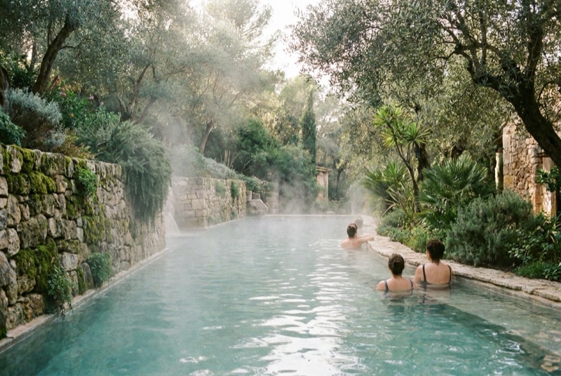 Balneario con piscina termal al aire libre rodeada de vegetación