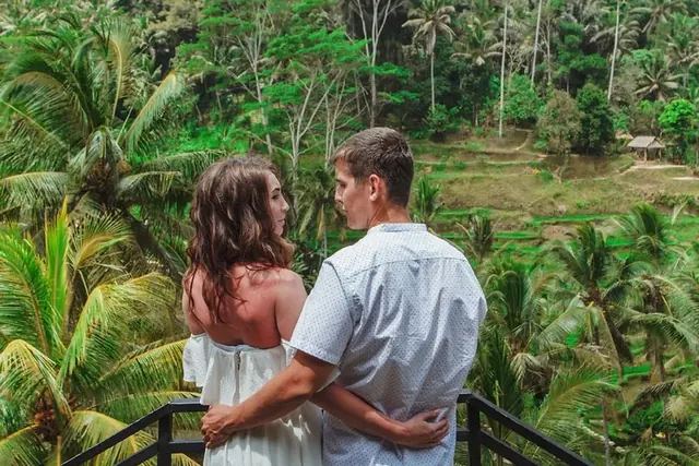 Pareja ante los arrozales de Bali